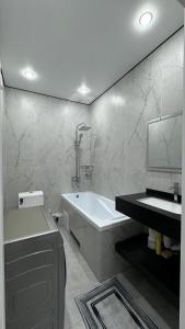 Ένα μπάνιο στο Апартаменты Alatau city