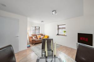 Ruang duduk di Charming retreat in Waltham Cross, Hertfordshire
