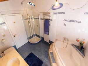 A bathroom at Chalet in Kundl near Ski Juwel Még 32 kép