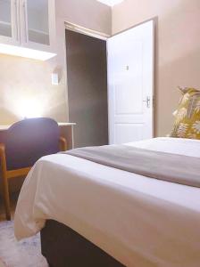 a bedroom with a bed and a table and a chair at Emmanuel-Guest-House in Richards Bay +28 photos