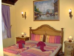 Posteľ alebo postele v izbe v ubytovaní Rustic holiday home with balcony and sea view
