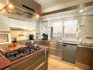 Кухня или мини-кухня в Lovely 4-bedroom villa in tranquil area
