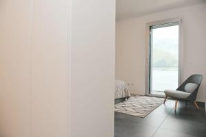 Stunning Lake View Apartment by Feel Ticino Feel Home的休息区
