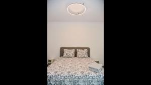 Stunning Lake View Apartment by Feel Ticino Feel Home客房内的一张或多张床位