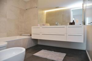 Stunning Lake View Apartment by Feel Ticino Feel Home的一间浴室