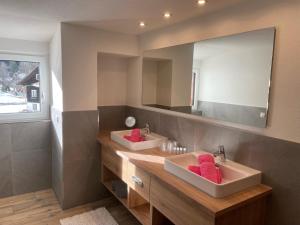 Kúpeľňa v ubytovaní Das Apartment Rief daheim beim Wanderprofi Adults Only + 37 fotografií