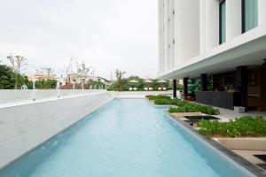 GOOD Nakhonsawan Hotel内部或周边的泳池