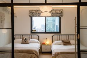 Postel nebo postele na pokoji v ubytování Shanghai Yi Du B&B - Family Suite located 500 meters away from Nanjing West Road Subway and near People's Square