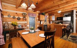 Køkken eller tekøkken på Sweet Annie - Mountain Views, Pool Table, Arcades + Outdoor Hot Tub