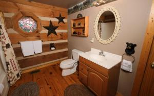 Et badeværelse på Sweet Annie - Mountain Views, Pool Table, Arcades + Outdoor Hot Tub + 37 billeder