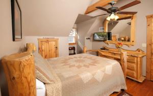 En eller flere senge i et værelse på Sweet Annie - Mountain Views, Pool Table, Arcades + Outdoor Hot Tub