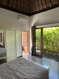 Ένα ή περισσότερα κρεβάτια σε δωμάτιο στο Jolie Villa provincial à Bali