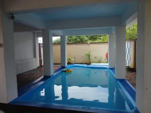 ein Haus mit einem Pool im Hof in der Unterkunft Sunshine Villa in Grand Baie