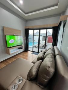 TV a/nebo společenská místnost v ubytování The M Millions Pool Villa, Aonang Krabi -Free Shuttle to Aonang Beach