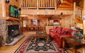 een woonkamer met een rode bank en een open haard bij Like a Comet in Sevierville