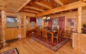 een eetkamer met een tafel en stoelen in een hut bij Like a Comet in Sevierville
