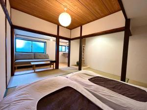 Postel nebo postele na pokoji v ubytování Japanese Modern Inn Kamakura Rakuan Hanare---3min walk from Hase Station