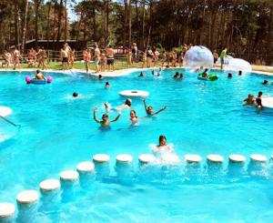 Bazén v ubytování Camping Urbion nebo v jeho okolí