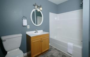 Ένα μπάνιο στο Red Oak Lodge +44 φωτογραφίες