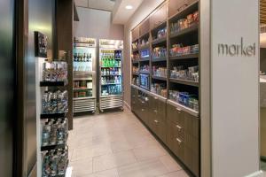 酒店内部或周边的超市或其他商店