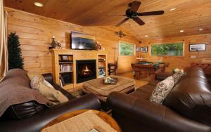 uma sala de estar com sofá e lareira em A Luxury View em Pittman Center