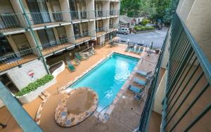 Una vista aérea de una piscina en un hotel. en Oak Square 206, en Gatlinburg