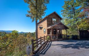 een oud huis met een hek ervoor bij Mountain Romance in Sevierville