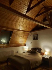 Posteľ alebo postele v izbe v ubytovaní Attila-Apartman Budaörs