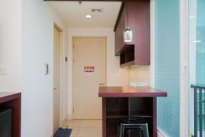 Η κουζίνα ή μικρή κουζίνα στο Comfy and Nice Studio at Tree Park City BSD Apartment By Travelio