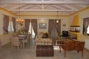 Ruang duduk di Oliviero Villas