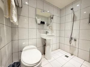 un bagno bianco con un water e un lavandino di 漫旅時光旅店 a Taipei