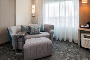 Posezení v ubytování Courtyard by Marriott Elmira Horseheads
