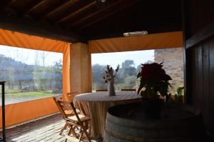 Habitación con mesa, planta y ventana en Finca Los Caleros, en Juan Gallegos