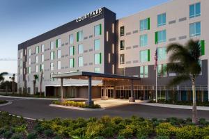 una representación del frente de un hotel en Courtyard by Marriott Winter Haven, en Winter Haven