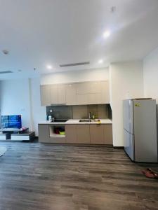 eine Küche mit weißen Schränken und einem Edelstahlkühlschrank in der Unterkunft BoboR101 in Gia Lâm Pho