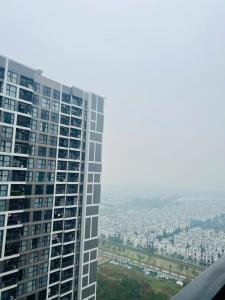 ein hohes Gebäude mit einer Stadt im Hintergrund in der Unterkunft BoboR101 in Gia Lâm Pho + 1 Foto