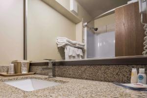 Vannituba majutusasutuses Comfort Inn & Suites