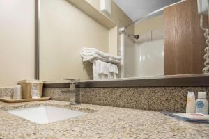 Vannituba majutusasutuses Comfort Inn & Suites