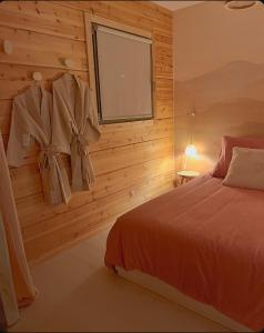 En eller flere senge i et værelse på Le Cottage des Cerisiers + 11 billeder