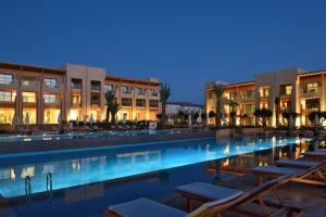 Hilton Taghazout Bay Beach Resort & Spa内部或周边的泳池