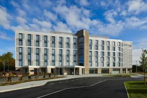 Un gran edificio blanco con una calle enfrente. en Courtyard by Marriott Stoke on Trent Staffordshire, en Stoke on Trent