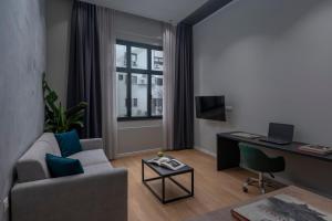 TV a/nebo společenská místnost v ubytování Hebrard Industrial Suites