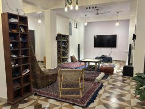 Телевизор и/или развлекательный центр в Mild Life Hostel Rishikesh