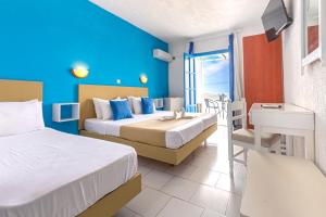 Postel nebo postele na pokoji v ubytování Bluu Bahari Hotel