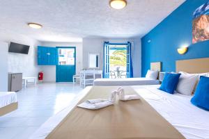 Postel nebo postele na pokoji v ubytování Bluu Bahari Hotel