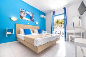 Postel nebo postele na pokoji v ubytování Bluu Bahari Hotel