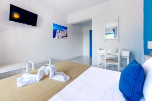 Postel nebo postele na pokoji v ubytování Bluu Bahari Hotel