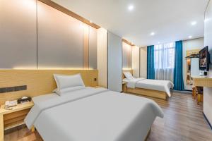 Postel nebo postele na pokoji v ubytování Guangzhou Kaiyue Hotel Luoxi Subway Station Branch - Free Deliver Service to Canton Fair Complex During Canton Fair Period