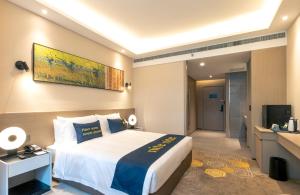 A bed or beds in a room at The Mulian Hotel, Chengdu Frontier Medical Center