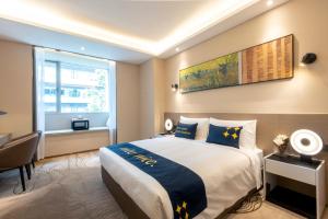 A bed or beds in a room at The Mulian Hotel, Chengdu Frontier Medical Center Még 34 kép